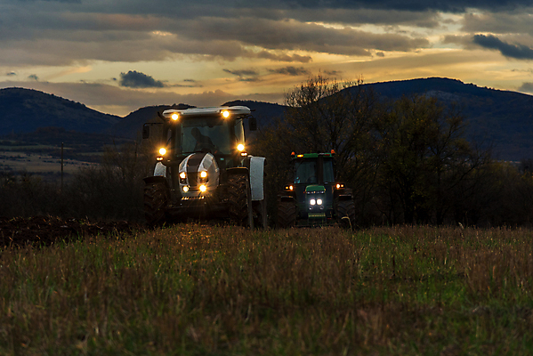 포토 JPG 해외이미지 식물 계절 산업 밭 농업 자연 하늘 풍경 사람없음 야외 빨간색 여름 파란색 빛 농작물 검은색 어둠 힘 기계 황혼 일몰 흙 장비 수확 가을 시골 업무 농부 야간 땅 만취 타이어 스프레이 먼지 분무기 트랙터 밀짚 밭일 쟁기 파종 해외포토 자연요소 직업 컬러 노을 농사 작업 짚 농기계 생태계 특수차량 술취함 파일형식 이미지허브