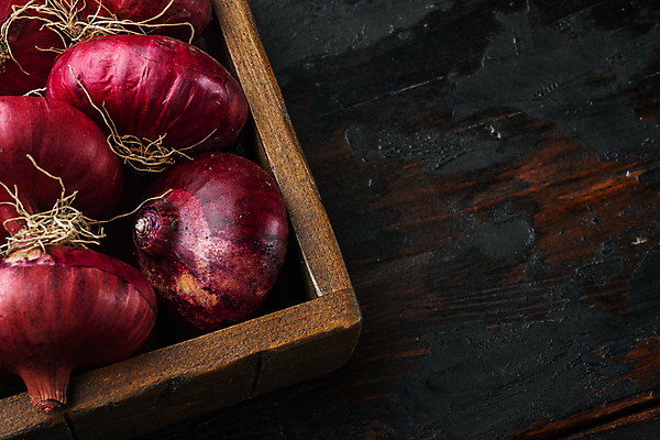 포토 JPG 해외이미지 검은배경 사람없음 나무상자 적양파 카피스페이스 트렌드컬러 비바마젠타 해외포토 컬러 백그라운드 양파 상자 검은색 공백 파일형식 이미지허브