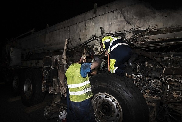 포토 JPG 해외이미지 도로 자동차 불 모바일 안전 사람없음 보호 위험 예방 보안 해외포토 자연요소 길 육상교통 컨셉 교통시설 파일형식 이미지허브