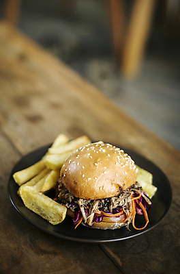 포토 JPG 해외이미지 전통 접시 음식 탁자 샌드위치 육류 돼지고기 요리 사람없음 목재 세트 컬러풀 유행 식사 샐러드 튀김 햄버거 시골 클래식 유기농 매움 심플 따기 번 전문 특별함 스타일 힙스터 미니멀리스트 미니멀 해외포토 나무 식기 웰빙 패션 빵 컬러 가구 컨셉 식재료 재료 패스트푸드 맛 파일형식 이미지허브
