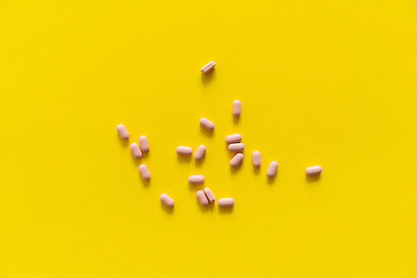 포토 JPG 해외이미지 백그라운드 건강 사람없음 알약 약 노란배경 비타민제 카피스페이스 해외포토 의학 노란색 공백 비타민 파일형식 이미지허브