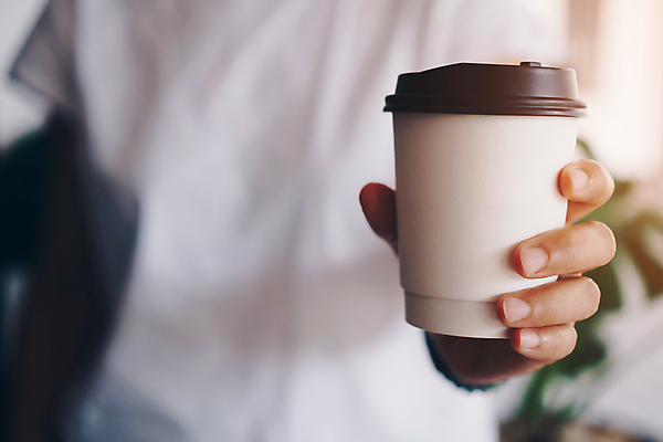 포토 JPG 해외이미지 손 실내 한명 들기 사람 상반신 앞모습 아웃포커스 신체부위 테이크아웃컵 해외포토 1 뷰포인트 모션 촬영기법 내부 컵 파일형식 이미지허브