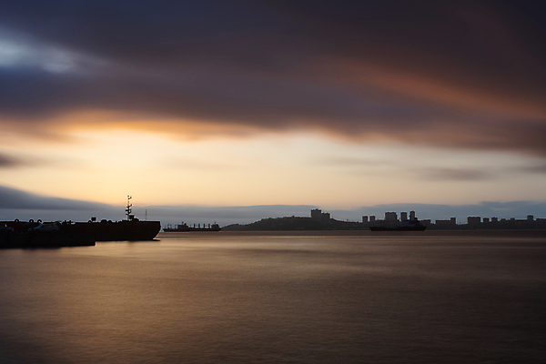 포토 JPG 해외이미지 구름 실루엣 바다 자연 하늘 풍경 사람없음 물 도시풍경 어둠 일몰 도시 수면 러시아 해외포토 자연요소 유럽 촬영기법 노을 생태계 파일형식 이미지허브