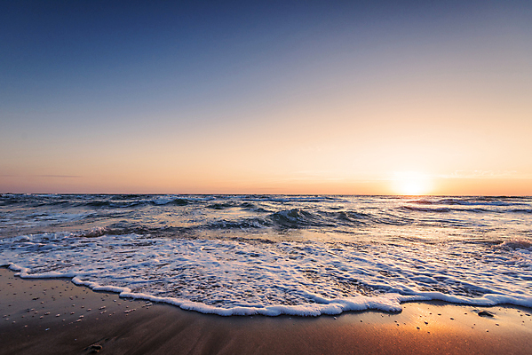 포토 JPG 해외이미지 구름 모래 파도 바다 섬 백그라운드 오렌지 자연 하늘 아침 날씨 풍경 사람없음 물 여름 빛 햇빛 태양 일출 맑음 일몰 봄 황금 하와이 발리 스카이라인 흐림 몰디브 공화국 마이애미 바하마 불가리아 자메이카 수평선 해외포토 주간 자연요소 계절 나라 아시아 북아메리카 과일 노을 미국 생태계 인도네시아 파일형식 남유럽 이미지허브
