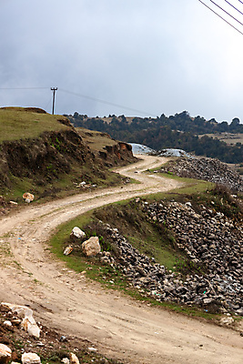 포토 JPG 해외이미지 나무 도로 길 선 여행 곡선 교통시설 자연 하늘 산 거리 사람없음 야외 초록색 파란색 뷰티 계곡 운전 사막 시골 숲 땅 언덕 먼지 장면 남쪽 내추럴 굴곡 흙길 해외포토 식물 컬러 교통 모션 흙 방향 시설 생태계 파일형식 이미지허브