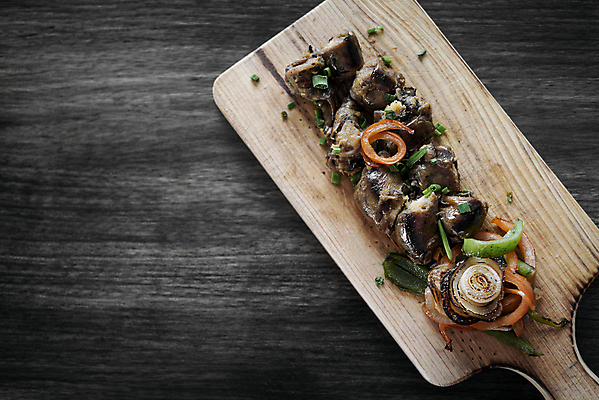 포토 JPG 해외이미지 채소 육류 요리 사람없음 하이앵글 해물요리 소시지 나무도마 스페인요리 스페인음식 타파스 카피스페이스 해외포토 음식 뷰포인트 식재료 도마 서양음식 목재 공백 가공식품 스페인 애피타이저 해산물 파일형식 이미지허브