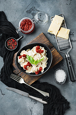 포토 JPG 해외이미지 포크 회색배경 치즈 실내 사람없음 나이프 이탈리아음식 소금 바질 강판 나무도마 라비올리 소스통 통후추 해외포토 식기 백그라운드 유제품 도마 서양음식 통 내부 목재 회색 소스_음식 칼 후추 파일형식 이미지허브