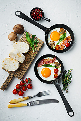 포토 JPG 해외이미지 음식 빵 포크 채소 방울토마토 사람없음 하이앵글 계란 버섯 프라이팬 나이프 계란프라이 계란요리 허브 브런치 양송이 베이컨 나무도마 해외포토 식물 식기 뷰포인트 토마토 주방용품 도마 돼지고기 요리 목재 알 식사 칼 파일형식 이미지허브