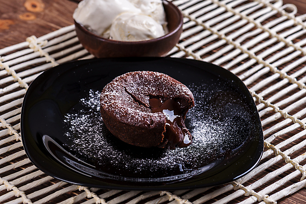 포토 JPG 해외이미지 그릇 접시 아이스크림 실내 사람없음 초콜릿 흐름 달콤 슈가파우더 퐁당오쇼콜라 해외포토 식기 컨셉 디저트 내부 맛 파일형식 이미지허브