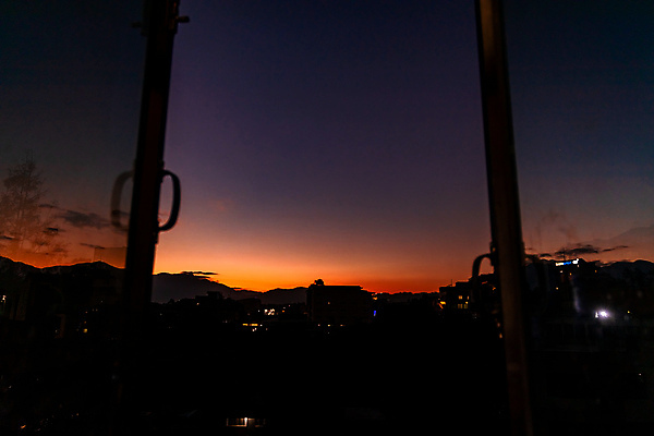 포토 JPG 해외이미지 아시아 창문 유리 하늘 산 파노라마 손잡이 동양인 사람없음 태양 반사 일몰 새벽 도시 언덕 타운 해외포토 자연요소 나라 재질 촬영기법 인종 노을 파일형식 이미지허브