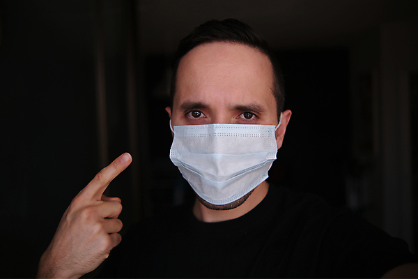 포토 JPG 해외이미지 남자 검은배경 실내 마스크 한명 상반신 성인 가리킴 인도인 성인남자한명만 해외포토 외국인 1 백그라운드 사람 동양인 손짓 내부 검은색 남자한명만 성인남자만 파일형식 이미지허브