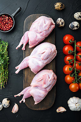 포토 JPG 해외이미지 식재료 방울토마토 검은배경 실내 생고기 육류 사람없음 하이앵글 허브 일렬 메추리알 나무도마 메추리 통마늘 통후추 해외포토 식물 뷰포인트 백그라운드 토마토 도마 마늘 내부 목재 알 검은색 후추 파일형식 이미지허브