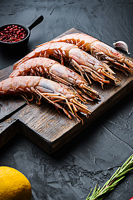 포토 JPG 해외이미지 백그라운드 재료 검은배경 새우 마늘 사람없음 전통음식 신선 레몬 허브 해산물 날것 스페인요리 통후추 파에야 해외포토 식물 전통 음식 채소 과일 서양음식 갑각류 검은색 스페인 후추 파일형식 이미지허브