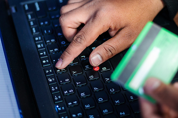 포토 JPG 해외이미지 라이프스타일 손 인터넷 통신 무선통신 실내 한명 사람 성인 사람없음 금융 노트북 쇼핑 컴퓨터 터치패드 카트 키보드 신용카드 구매 고객 만족 상업 심플 결제 온라인쇼핑 소매 전자상거래 마케팅 성인만 해외포토 1 감정 내부 생활 신체부위 경제 전자제품 온라인 파일형식 이미지허브