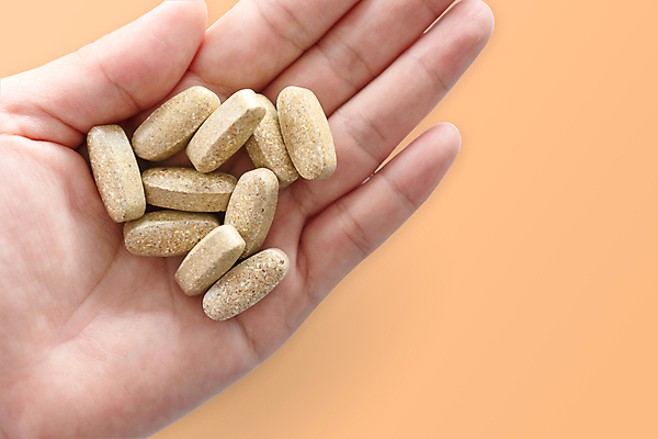 포토 JPG 해외이미지 손 실내 들기 신체부위 알약 약 주황색배경 해외포토 백그라운드 의학 모션 사람 내부 주황색 파일형식 이미지허브