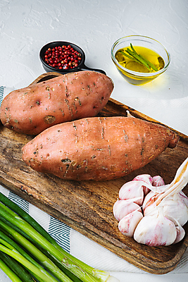 포토 JPG 해외이미지 실내 사람없음 식탁보 올리브오일 흰배경 고구마 파 나무쟁반 통마늘 통후추 해외포토 백그라운드 채소 뿌리채소 쟁반 마늘 내부 목재 흰색 기름_음식 후추 파일형식 이미지허브