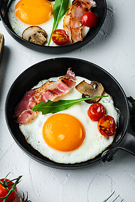 포토 JPG 해외이미지 음식 채소 방울토마토 사람없음 하이앵글 계란 버섯 프라이팬 계란프라이 계란요리 브런치 양송이 베이컨 해외포토 뷰포인트 토마토 주방용품 돼지고기 요리 알 식사 파일형식 이미지허브