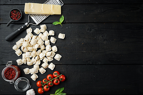 포토 JPG 해외이미지 방울토마토 검은배경 치즈 실내 사람없음 이탈리아음식 바질 강판 라비올리 소스통 카피스페이스 해외포토 백그라운드 토마토 유제품 서양음식 통 내부 검은색 공백 소스_음식 파일형식 이미지허브