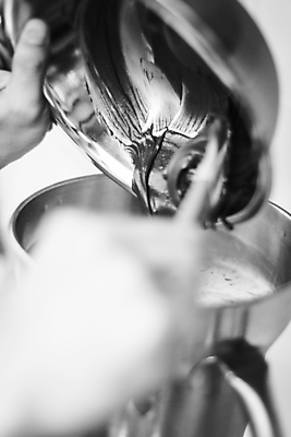 포토 JPG 해외이미지 직업 유럽 음식 아이스크림 디저트 흑백 사람없음 내부 금속 주방 얼음 검은색 기계 이탈리아 장비 흰색 신선 작업 닫기 크림 묘사 준비 만들기 성분 내추럴 방법 섞기 젤라또 특별함 세련 해외포토 자연요소 나라 컬러 컨셉 모션 재질 촬영기법 파일형식 이미지허브