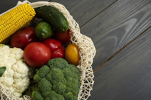 포토 JPG 해외이미지 토마토 오이 파프리카 실내 옥수수 사람없음 하이앵글 자연보호 그린캠페인 브로콜리 에코 친환경 친환경제품 컬리플라워 제로웨이스트 나무배경 네트백 해외포토 캠페인 뷰포인트 백그라운드 채소 가방 자연 곡류 내부 환경 보호 사회이슈 파일형식 이미지허브