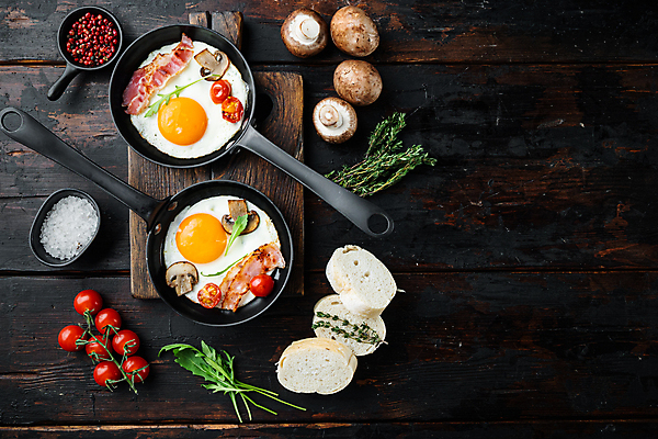 포토 JPG 해외이미지 음식 빵 채소 방울토마토 사람없음 하이앵글 계란 버섯 프라이팬 계란프라이 계란요리 허브 브런치 양송이 베이컨 나무도마 해외포토 식물 뷰포인트 토마토 주방용품 도마 돼지고기 요리 목재 알 식사 파일형식 이미지허브