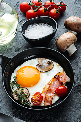포토 JPG 해외이미지 음식 방울토마토 사람없음 계란 버섯 프라이팬 계란프라이 계란요리 허브 브런치 양송이 베이컨 해외포토 식물 토마토 주방용품 돼지고기 요리 알 식사 파일형식 이미지허브