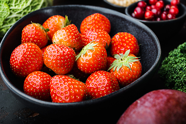 포토 JPG 해외이미지 그릇 딸기 사람없음 아웃포커스 빨간색 소프트포커스 크랜베리 해외포토 식기 열매 컬러 과일 촬영기법 파일형식 이미지허브