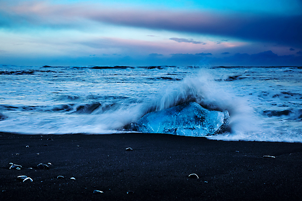 포토 JPG 해외이미지 유럽 모래 파도 바다 여행 자연 하늘 날씨 아이슬란드 풍경 사람없음 야외 물 파란색 환경 얼음 황혼 일몰 놀람 새벽 추위 탐험 조약돌 투명 야간 저녁 그림 빙하 화산 장면 암초 빙산 대서양 해외포토 자연요소 감정 나라 컬러 산 표정 노을 돌_바위 생태계 파일형식 이미지허브