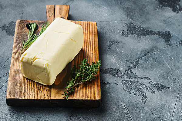 포토 JPG 해외이미지 식재료 회색배경 실내 사람없음 허브 버터 나무도마 해외포토 식물 백그라운드 도마 내부 목재 회색 파일형식 이미지허브