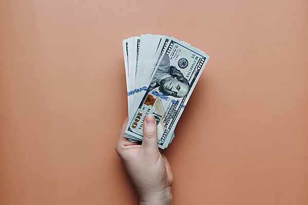 포토 JPG 해외이미지 1 손 종이 백그라운드 컨셉 지폐 돈 비즈니스 성공 사람 사람없음 금융 경제 쇼핑 쌓기 달러 쪽지 미국 저축 흰색 잡기 재산 심볼 보따리 투자 결제 흙더미 계산서 욕심 월급 대출 빚 고립 세금 수입 해외포토 컬러 북아메리카 모션 신체부위 흙 파일형식 더미 이미지허브