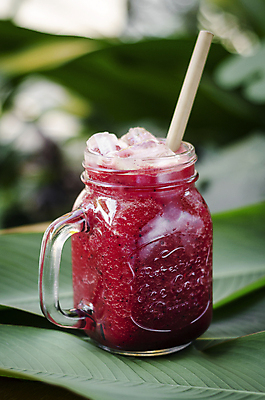 포토 JPG 해외이미지 주간 나뭇잎 잔 빨대 사람없음 야외 아웃포커스 얼음 야채주스 건강식 비트 디톡스 해외포토 자연요소 식기 음식 잎 채소 촬영기법 건강 주스 파일형식 이미지허브