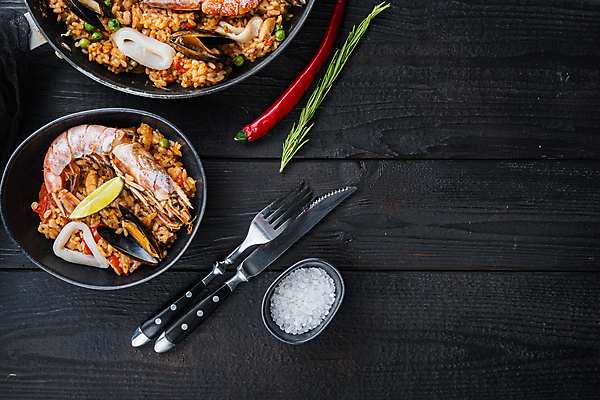 포토 JPG 해외이미지 접시 백그라운드 포크 고추 밥 검은배경 새우 사람없음 전통음식 나이프 허브 해산물 오징어 소금 홍합 라임 스페인요리 파에야 카피스페이스 해외포토 식물 전통 식기 음식 채소 과일 어패류 연체동물 서양음식 갑각류 검은색 수중동물 공백 스페인 칼 파일형식 이미지허브