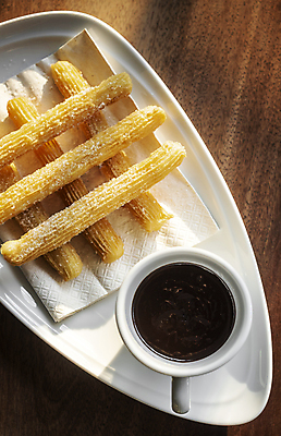 포토 JPG 해외이미지 접시 음식 사람없음 하이앵글 햇빛 아침식사 초코시럽 츄러스 해외포토 식기 뷰포인트 디저트 태양 초콜릿 식사 시럽 파일형식 이미지허브