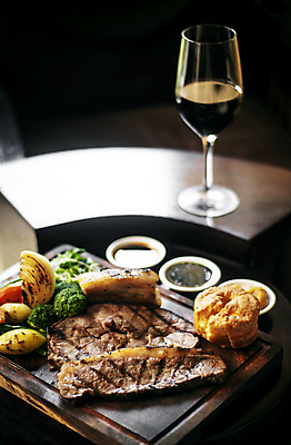 포토 JPG 해외이미지 전통 접시 영어 음식 탁자 영국 육류 요리 사람없음 목재 세트 식사 소고기 클래식 우아함 굽기 일요일 특별함 세련 해외포토 나무 문자 식기 유럽 가구 컨셉 식재료 재료 구이 요일 파일형식 이미지허브