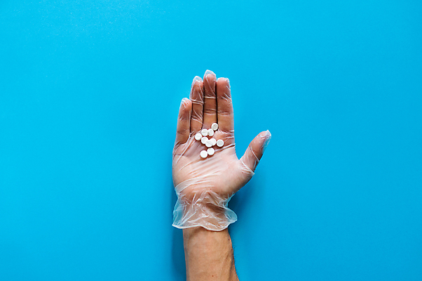 포토 JPG 해외이미지 손 백그라운드 건강 신체부위 알약 약 파란배경 비닐장갑 비타민제 카피스페이스 해외포토 장갑 의학 사람 파란색 공백 비타민 파일형식 이미지허브