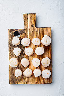 포토 JPG 해외이미지 식재료 조개 실내 사람없음 하이앵글 흰배경 가리비 관자 나무도마 해외포토 뷰포인트 백그라운드 어패류 도마 내부 목재 흰색 파일형식 이미지허브