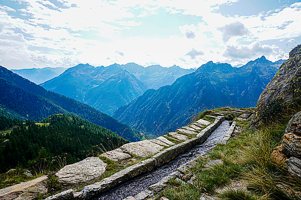 포토 JPG 해외이미지 유럽 자연 산 파노라마 풍경 사람없음 야외 세로 물 컬러풀 계곡 흐름 바위 개울 스위스 물주기 운하 암초 복원 수도교 채널 산맥 해외포토 자연요소 나라 컬러 컨셉 모션 촬영기법 강 돌_바위 다리_건축물 생태계 파일형식 이미지허브