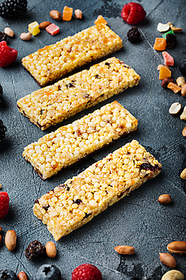 포토 JPG 해외이미지 회색배경 실내 사람없음 달콤 블루베리 산딸기 땅콩 일렬 건강식품 블랙베리 에너지바 해외포토 음식 백그라운드 과일 건강 내부 회색 견과류 맛 파일형식 이미지허브