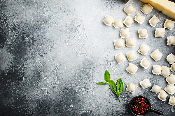 포토 JPG 해외이미지 회색배경 치즈 실내 사람없음 이탈리아음식 바질 라비올리 통후추 카피스페이스 해외포토 백그라운드 유제품 서양음식 내부 공백 회색 후추 파일형식 이미지허브