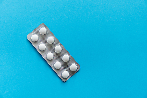 포토 JPG 해외이미지 백그라운드 포장 건강 사람없음 알약 약 은박지 파란배경 비타민제 카피스페이스 해외포토 의학 파란색 공백 비타민 파일형식 이미지허브