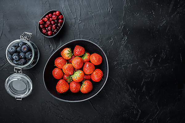 포토 JPG 해외이미지 그릇 딸기 검은배경 유리병 사람없음 빨간색 공백 블루베리 크랜베리 해외포토 식기 열매 컬러 백그라운드 과일 병_용기 검은색 파일형식 이미지허브