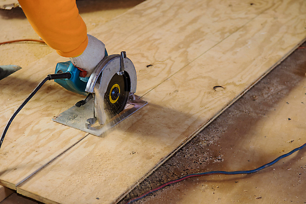 포토 JPG 해외이미지 주간 손 그림자 야외 목재 신체부위 건설현장 잡기 자르기 전기톱 절단기 커터 건설근로자 해외포토 자연요소 나무 직업 재료 모션 건설업 사람 기계 톱 파일형식 이미지허브