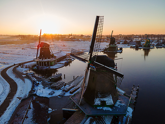 포토 JPG 해외이미지 전통 유럽 문화 호수 여행 건축양식 자연 하늘 바람 주택 사람없음 건물 목재 초록색 물 파란색 강 반사 마을 봄 풍차 시골 역사 네덜란드 박물관 운하 방앗간 암스테르담 옛날 해외포토 자연요소 나무 건축물 계절 건축 나라 컬러 재료 날씨 생태계 파일형식 이미지허브