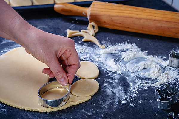 포토 JPG 해외이미지 손 음식 빵 크리스마스 탁자 부활절 주택 피자 요리 사람없음 쿠키 케이크 주방 빵집 굽기 준비 반죽 만들기 롤 레시피 시트 밀가루반죽 제빵사 페스츄리 핸드메이드 해외포토 직업 기념일 가구 모션 디저트 패스트푸드 서양음식 건물 신체부위 상점 구이 파일형식 이미지허브