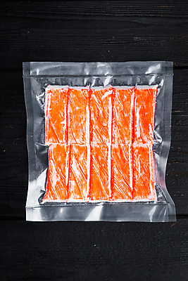 포토 JPG 해외이미지 식재료 검은배경 실내 사람없음 신선 맛살 비닐포장 진공 진공포장 해외포토 음식 백그라운드 포장 내부 검은색 파일형식 이미지허브