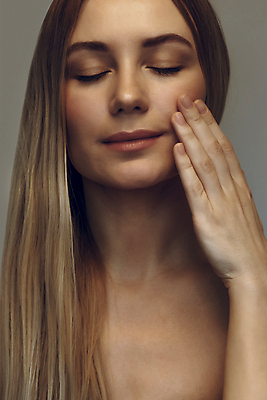 포토 JPG 해외이미지 스튜디오촬영 백인 모델 긴머리 여자 얼굴 회색배경 건강 한명 사람 치료 금발 화장 뷰티 유행 스파 터치 마사지 화려 피부 크림 피부관리 테라피 고립 돌봄 스타일링 진짜 스타일 신청 해외포토 서양인 1 헤어스타일 백그라운드 컨셉 의학 모션 실내 신체부위 회색 파일형식 이미지허브