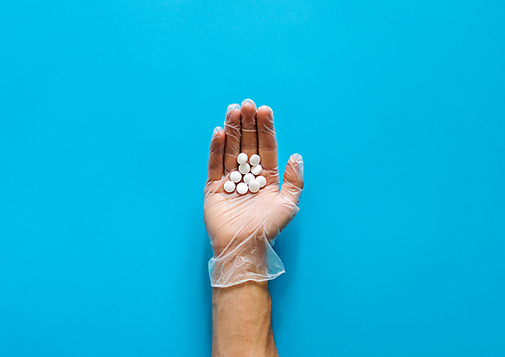 포토 JPG 해외이미지 손 백그라운드 건강 신체부위 알약 약 파란배경 비닐장갑 비타민제 카피스페이스 해외포토 장갑 의학 사람 파란색 공백 비타민 파일형식 이미지허브