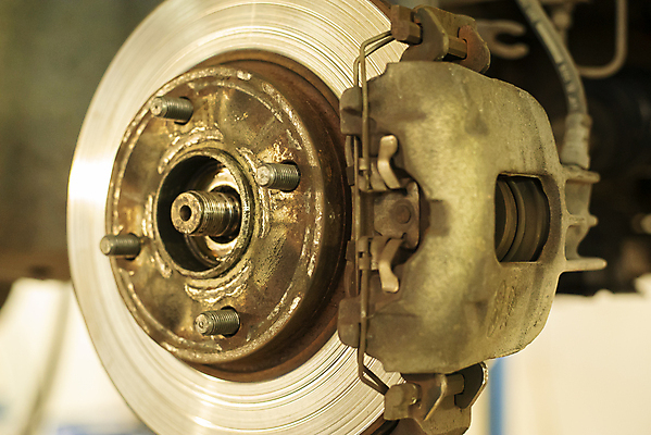 포토 JPG 해외이미지 선 신발 부분 자동차 날씨 새로움 주택 사람없음 손상 바퀴 기다림 변화 수리 브레이크 묘사 부식 먼지 볼트 고정 호스 정비공 스위치 유지 패드 깨짐 단절 복근 옛날 자동 중고 캘리퍼스 해외포토 육상교통 컨셉 모션 근육 건물 공구 기술자 파일형식 이미지허브