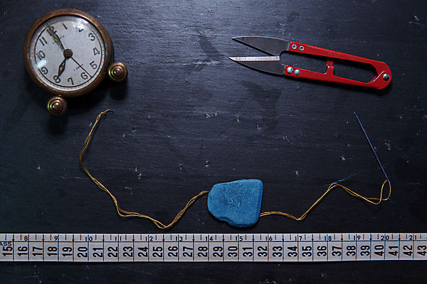 포토 JPG 해외이미지 모델 디자인 드레스 옷 시계 아이디어 직장 정장 사람없음 숫자 유행 상점 직물 시간 업무 작업 작업실 마네킹 바느질 디자이너 자르기 측정 공포 수공예 재단 재단사 경영 마감 해외포토 직업 문자 컨셉 회사 비즈니스 모션 공예 파일형식 이미지허브