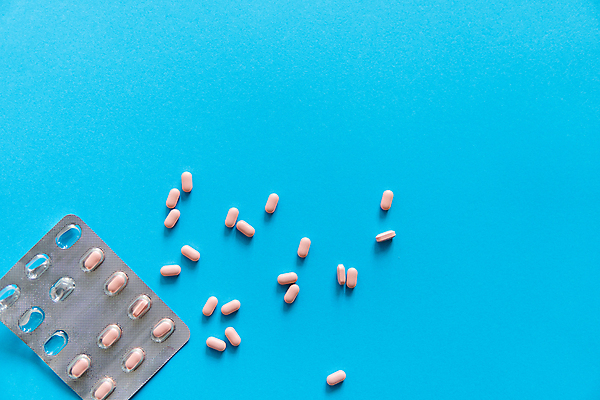 포토 JPG 해외이미지 백그라운드 포장 건강 사람없음 알약 약 은박지 파란배경 비타민제 카피스페이스 해외포토 의학 파란색 공백 비타민 파일형식 이미지허브
